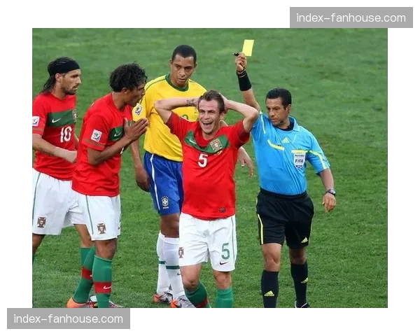 场边花絮：狼队主帅因抗议对方转换中疑似犯规未吹，吃到黄牌