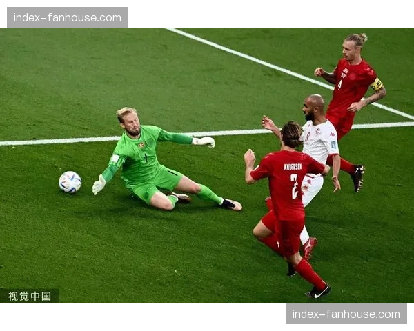 特写：美因茨门将达门冲出禁区头球解围，瓦解对方第一道压迫线