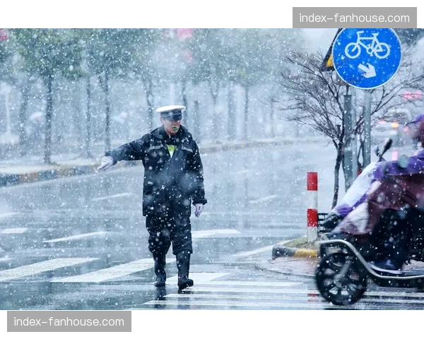 “白路赛遭遇大雪，车手在锡耶纳的白色世界中完赛”